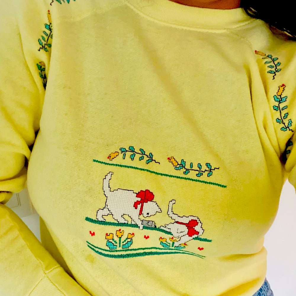 Embroidered cat crewneck